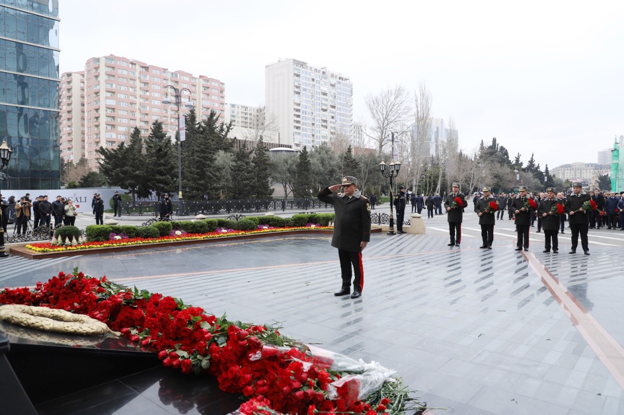 Dövlət Xidmətinin rəhbərliyi Xocalı soyqırımı abidəsini ziyarət edib - FOTOLAR